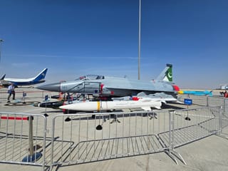 Pakistan’s JF-17 Thunder fighter jet draws crowd at Dubai Airshow 2025