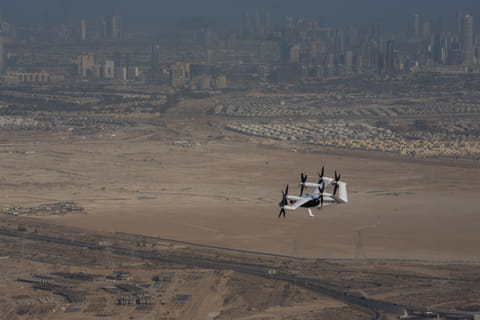Joby’s air taxi en route from its flight test facility in Margham to Al Maktoum International Airport, marking the first electric air taxi company to conduct a point-to-point flight in the UAE.