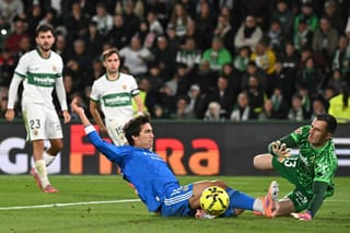 Should the Real Madrid equaliser against Elche have been cancelled for the foul on Inaki Pena