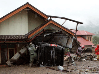 Indonesia, Thailand race to find missing as flooding toll tops 600