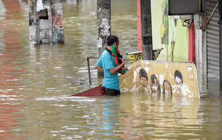 Rain forecasts raise fears in flood-hit Indonesia, Sri Lanka