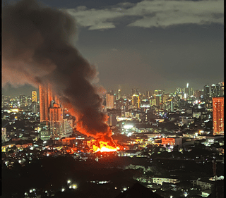 Massive fire ravages Manila residential area, leaves 500 families homeless