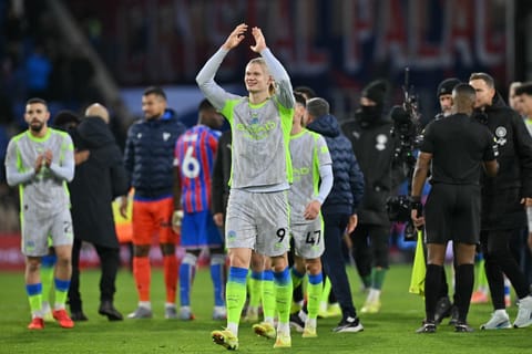 Manchester City's Norwegian striker #09 Erling Haaland applauds fans on the pitch after the English Premier League football match against Crystal Palace at Selhurst Park in south London on December 14, 2025.