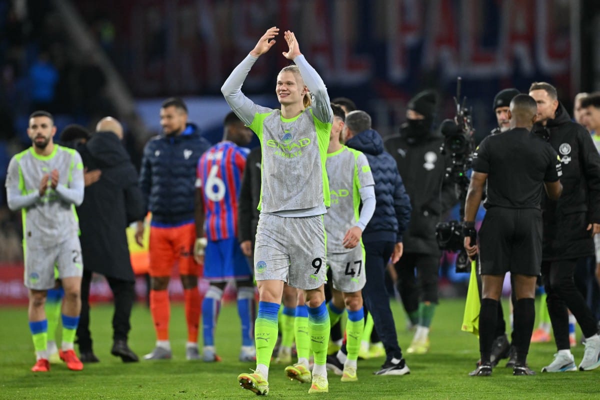 Manchester City's Norwegian striker #09 Erling Haaland applauds fans on the pitch after the English Premier League football match against Crystal Palace at Selhurst Park in south London on December 14, 2025.