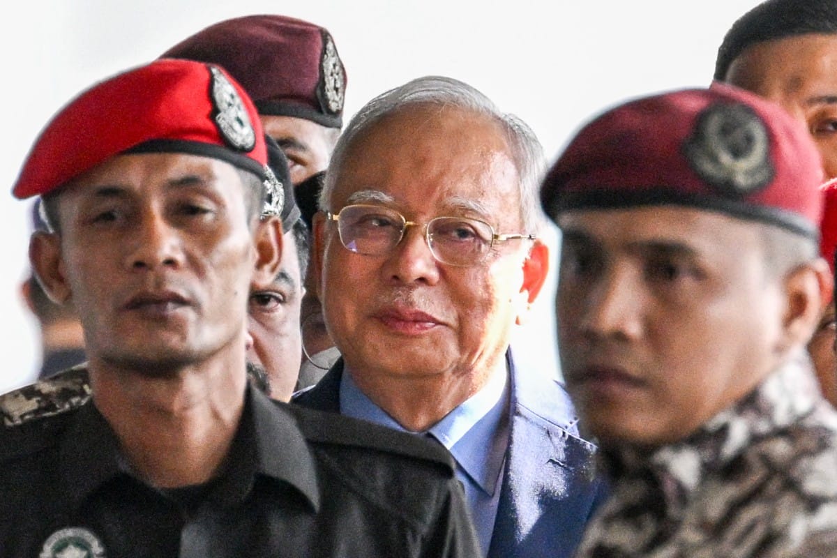 Former Malaysian prime minister Najib Razak (C) arrives at the Kuala Lumpur Court Complex in Kuala Lumpur on October 30, 2024.