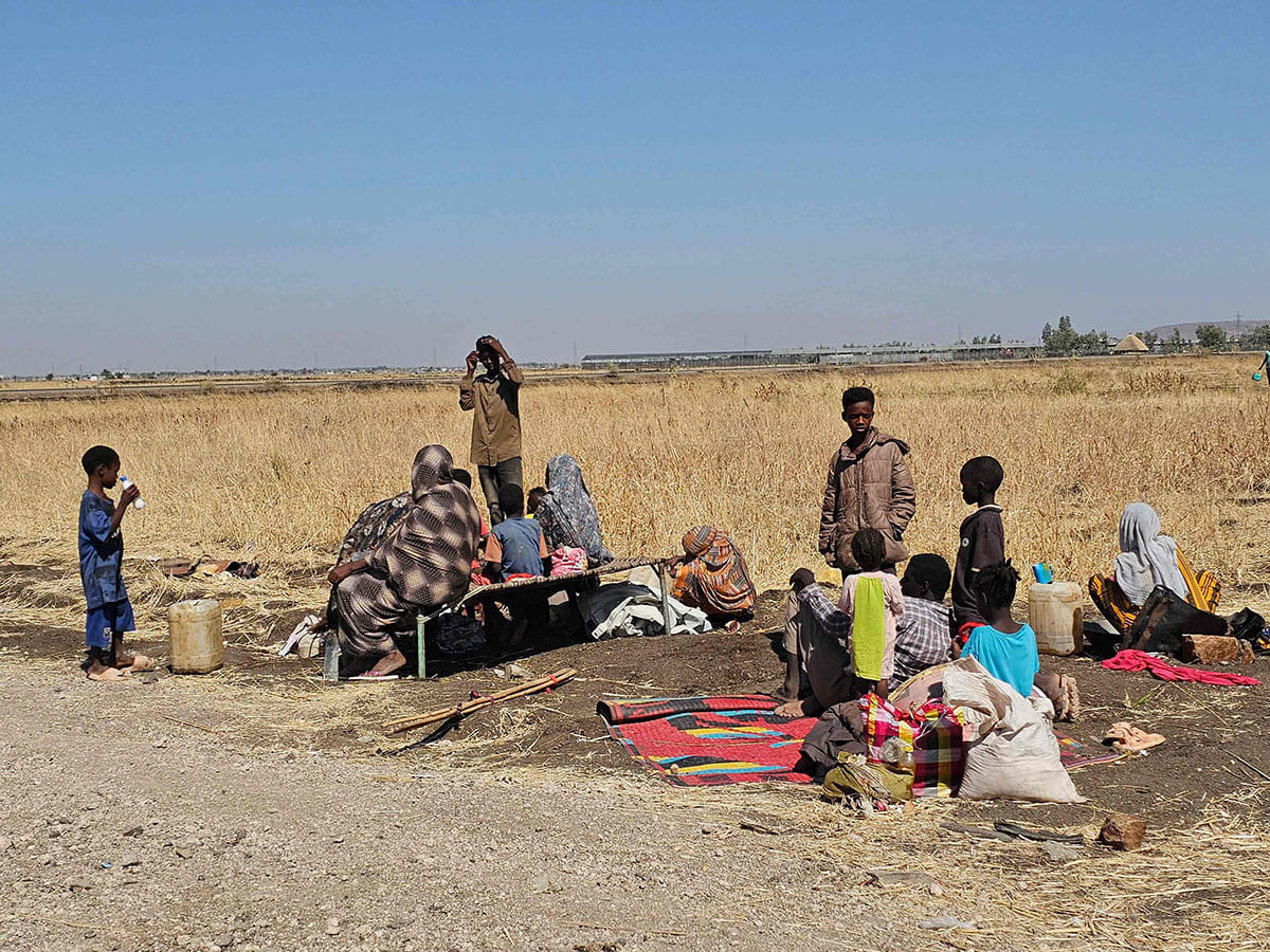 Displaced Sudanese react after spending a night in Gedaref city eastern Sudan on December 26, 2025. 