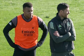 Viral video shows Xabi Alonso’s authority being undermined by Kylian Mbappe after the Super Cup final — no wonder he was sacked