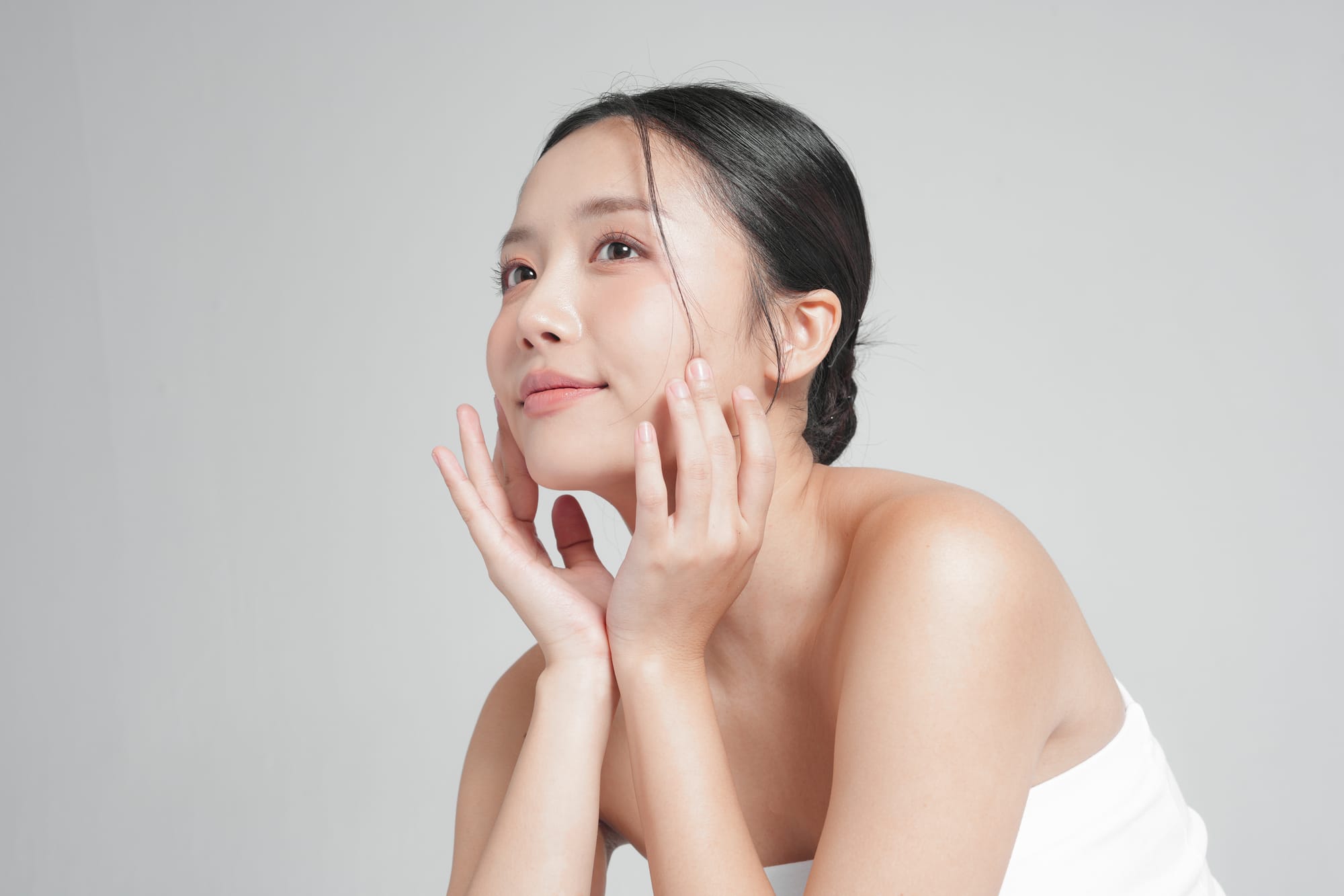 We’ve rounded up seven Korean skincare essentials that will help your skin stay plump, soft, and refreshed, no matter how dry the winter winds get.