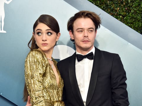 Natalia Dyer and Charlie Heaton attend the 26th Annual Screen Actors Guild Awards at The Shrine Auditorium on January 19, 2020 in Los Angeles, California. 721430 Gregg DeGuire/Getty Images for Turner/AFP (Photo by GREGG DEGUIRE / GETTY IMAGES NORTH AMERICA / Getty Images via AFP)