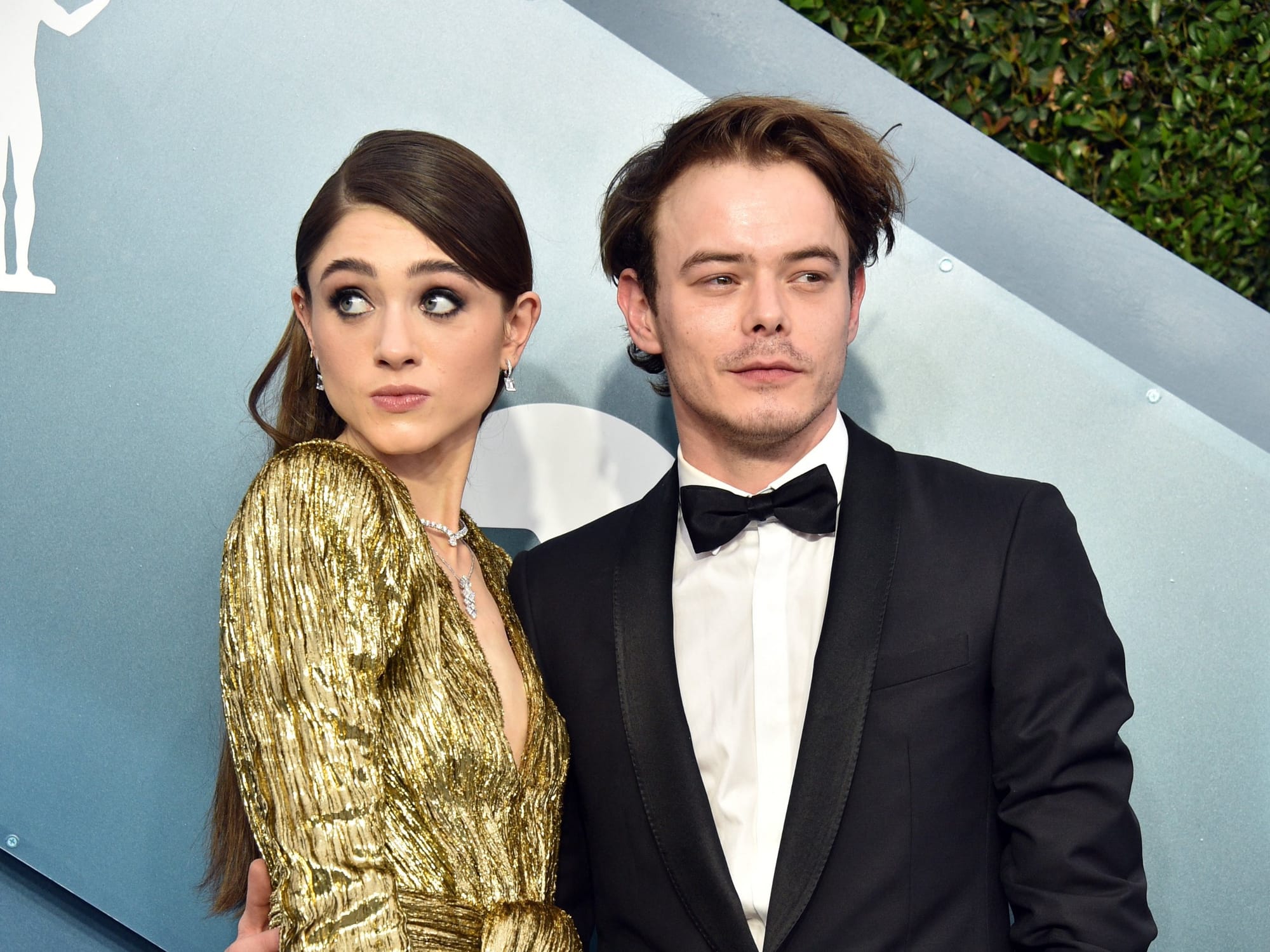 Natalia Dyer and Charlie Heaton attend the 26th Annual Screen Actors Guild Awards at The Shrine Auditorium on January 19, 2020 in Los Angeles, California. 721430 Gregg DeGuire/Getty Images for Turner/AFP (Photo by GREGG DEGUIRE / GETTY IMAGES NORTH AMERICA / Getty Images via AFP)