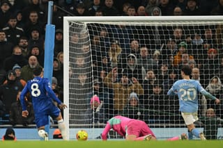 Managerless Chelsea dent Man City title hopes