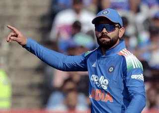 Virat Kohli poses with ground staff, earns massive praise