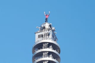 American rock climber Alex Honnold completes Taipei 101 skyscraper climb without ropes or safety net
