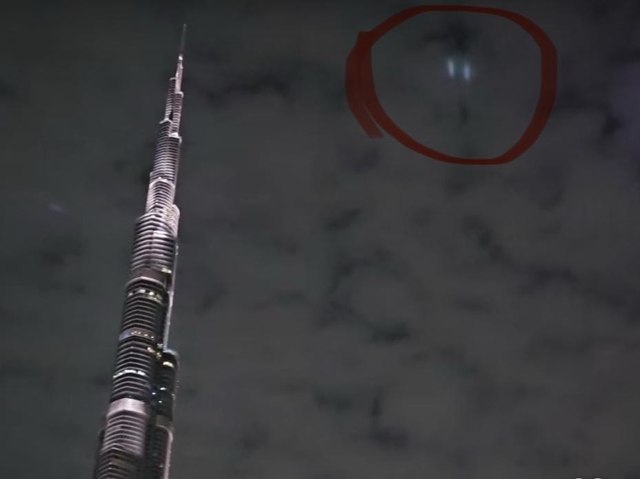 Mysterious "alien" light in Dubai skies 