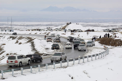Commuters drive through a snow-covered road near the PakistanAfghanistan border in Chaman on January 22, 2026. 