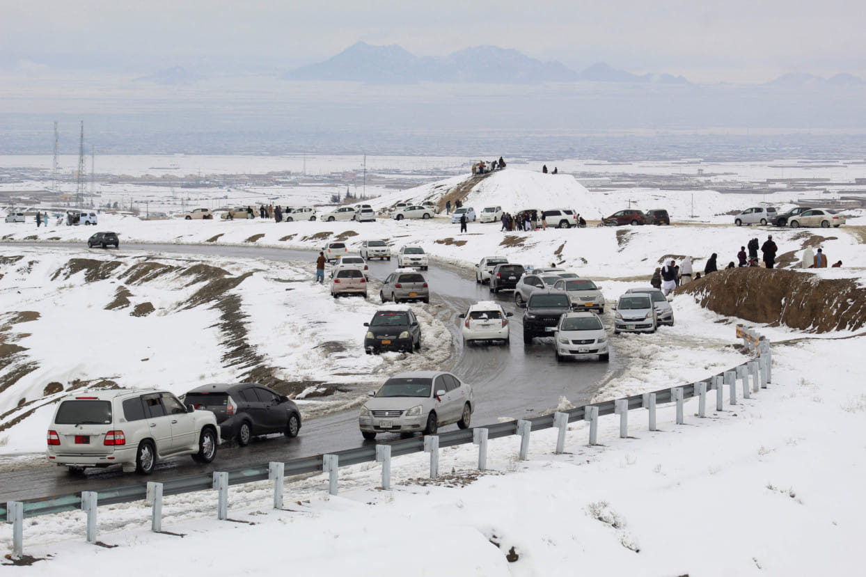 Commuters drive through a snow-covered road near the PakistanAfghanistan border in Chaman on January 22, 2026. 