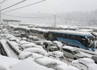 Stuck in snow for 24 hours: Tourists endure freezing ordeal in Manali traffic chaos