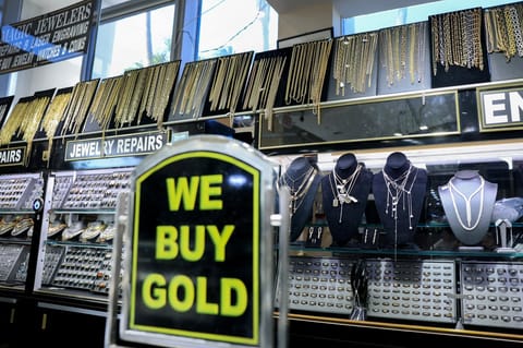 Dubai gold rally back on track as US data rattles markets.