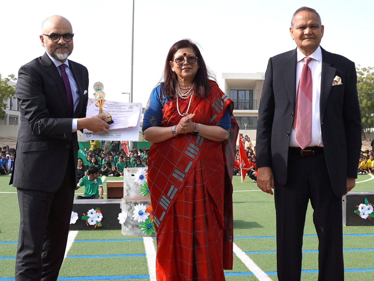 Syed Mohammad Moinuddin, father of Syed Mohammad Habiburahman (Gulf and UAE Topper) receiving the awards on his behalf from the Managing Director D. C. Kothari and Principal and Director, Rashmi Nandkeolyar.