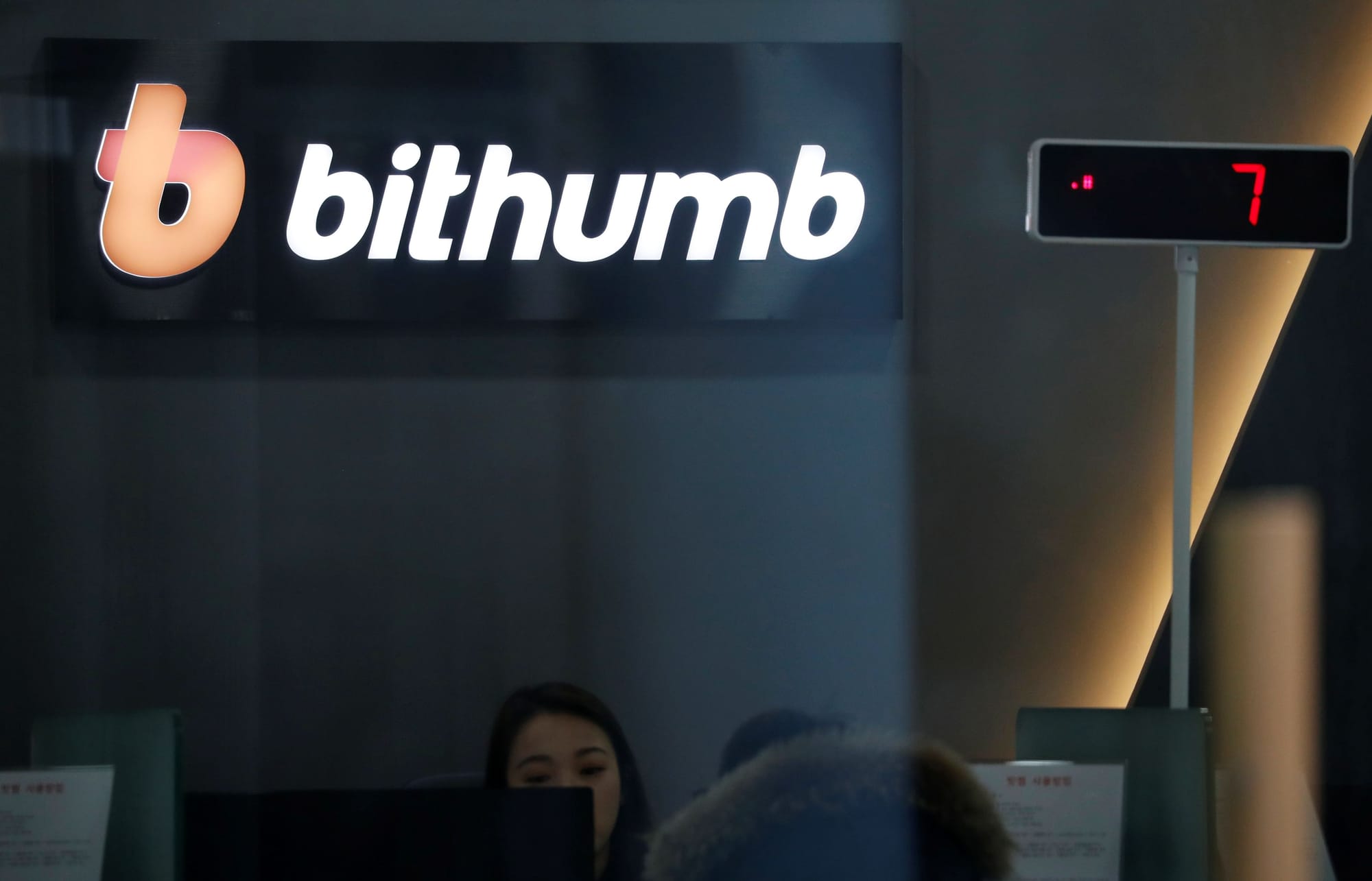 Mistaken BTC distributions trigger price plunge before most coins are recovered.