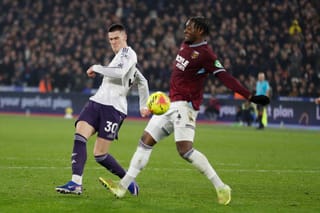 West Ham end Man Utd's winning run, Spurs sink to 16th