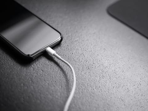 Egypt: Woman stabs husband to death in phone charging dispute 