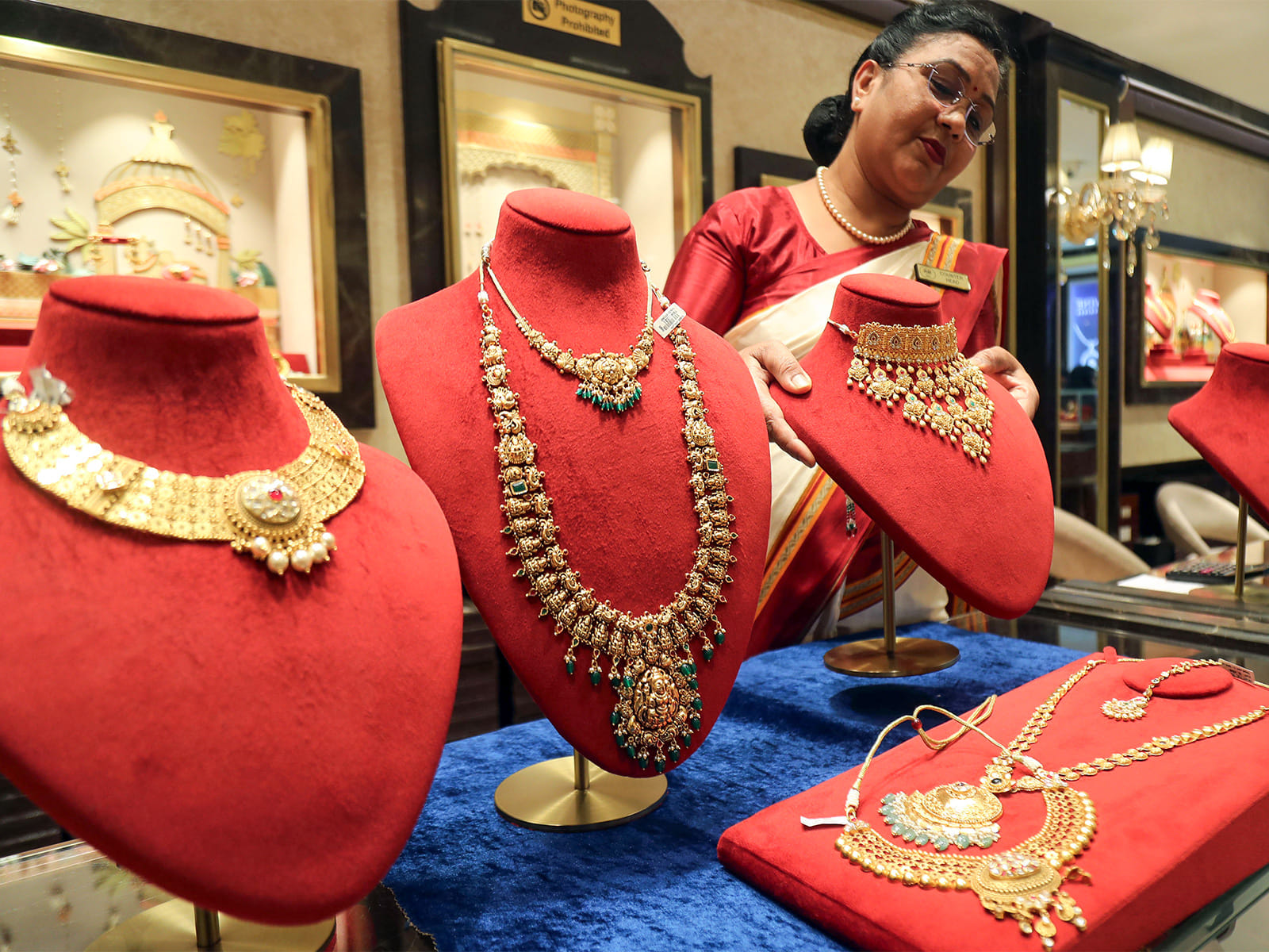 Dubai gold rebounds after sharp global slide