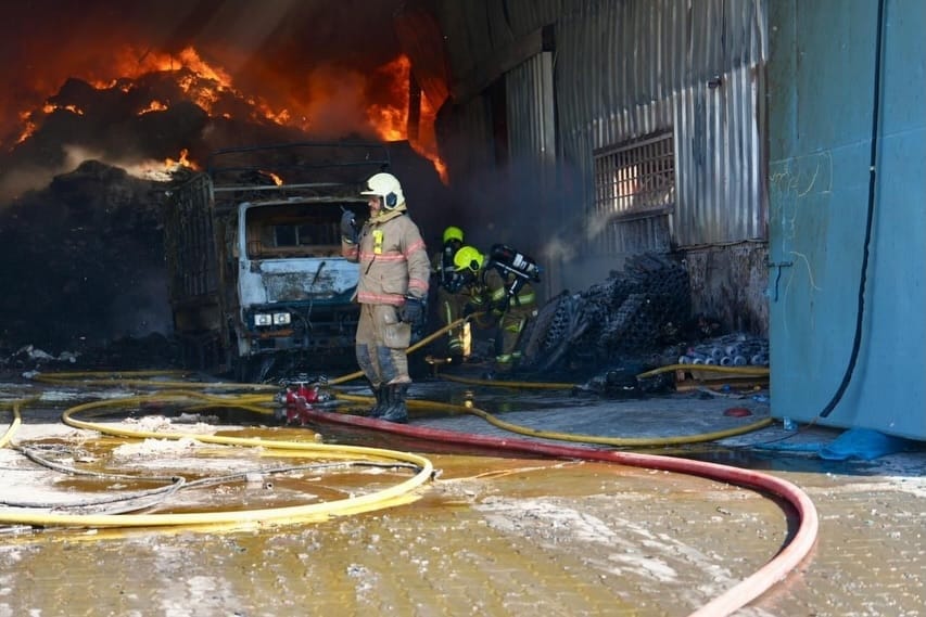Dubai Civil Defence contains Ras Al Khor warehouse fire within one hour