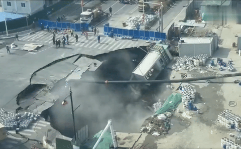 The massive sinkhole swallowed the intersection of Qixin Road and Li'an Road in Shanghai's Minhang District on the morning of February 12, 2026, as reported by local media. 