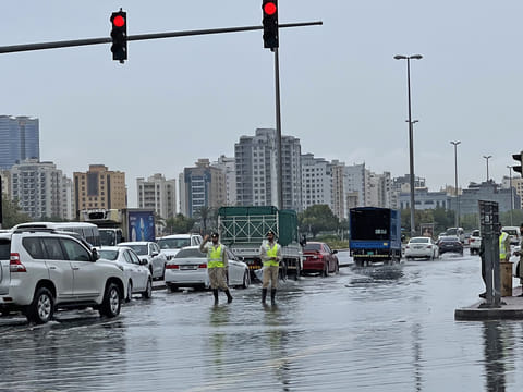 Dubai Police helping traffic eduring heavt rain in Dubai