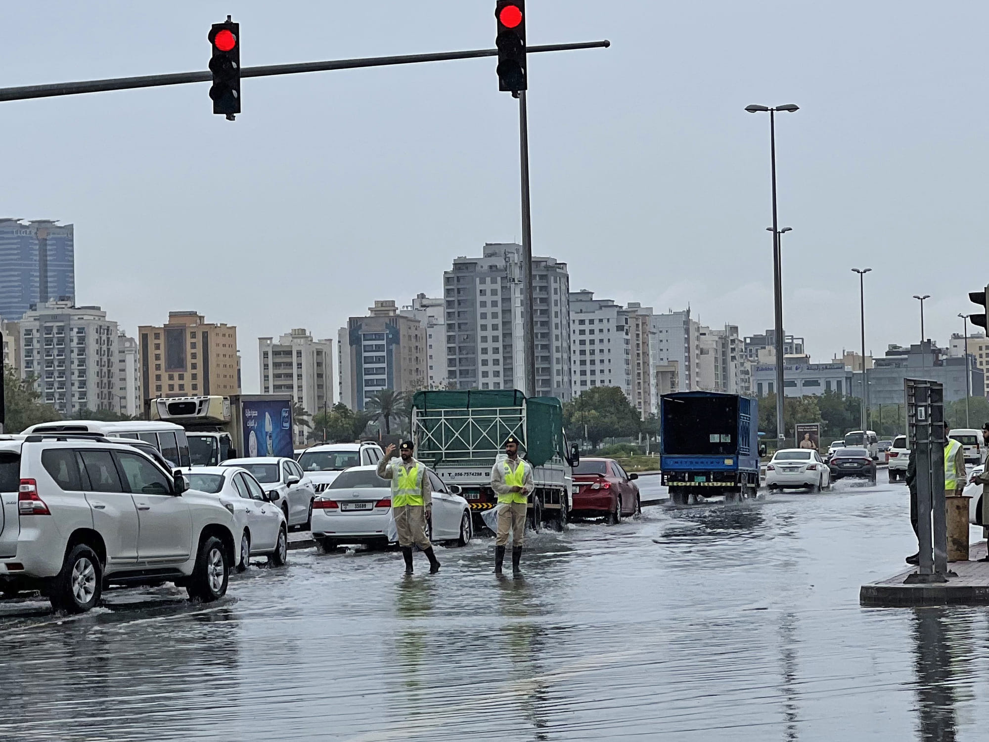 Dubai Police helping traffic eduring heavt rain in Dubai