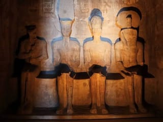 2,000 tourists gather for Ramses II sun alignment in Aswan