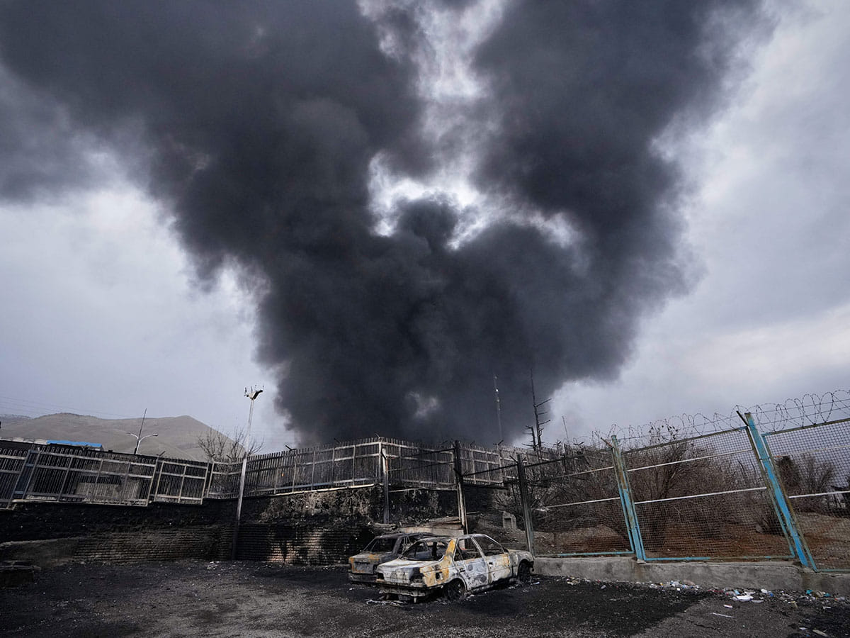 US strikes Iranian missile sites as negotiators push for breakthrough deal in Qatar, oil prices plunge

Strikes on Iran coincide with Doha push for US‑Iran deal and Hormuz reopening
