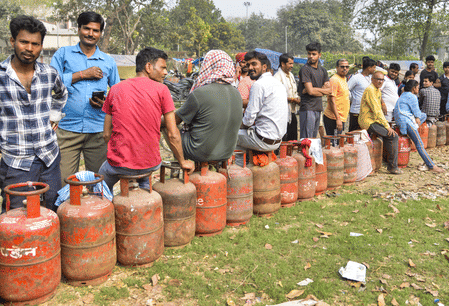 In Maharashtra, the state government introduced sector-wise rationing of commercial LPG cylinders following a directive from the Centre.