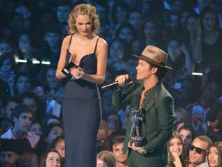 Taylor Swift presents a VMA to Bruno Mars onstage during the 2013 MTV Video Music Awards at the Barclays Center on August 25, 2013 in the Brooklyn borough of New York City.