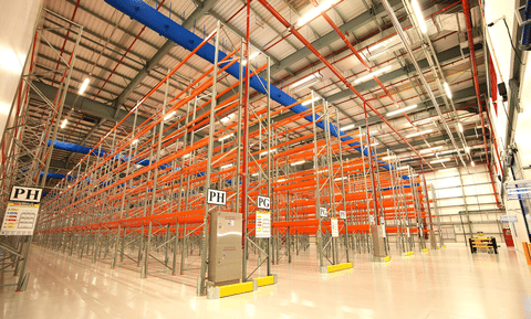 Aramex’s newly opened regional healthcare and pharmaceutical hub at Dubai South Free Zone, featuring temperature-controlled storage and integrated logistics services.