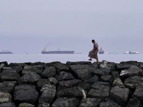 What backup routes can Gulf countries use instead of Strait of Hormuz?