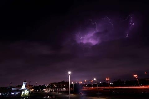 Thunderstorm lashes Doha with rain and lightning