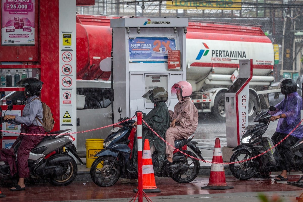 Oil holds near $111 on Hormuz risks