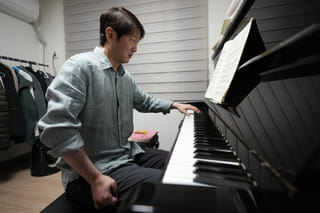 South Korean pianist Lee Hun demonstrates how to play the piano after an interview in Seoul, South Korea, Wednesday, April 8, 2026. (AP Photo/Lee Jin-man)