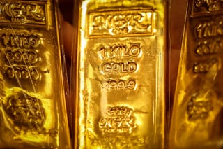 Market analysts say gold is still moving between two major forces: geopolitical uncertainty and central bank policy.