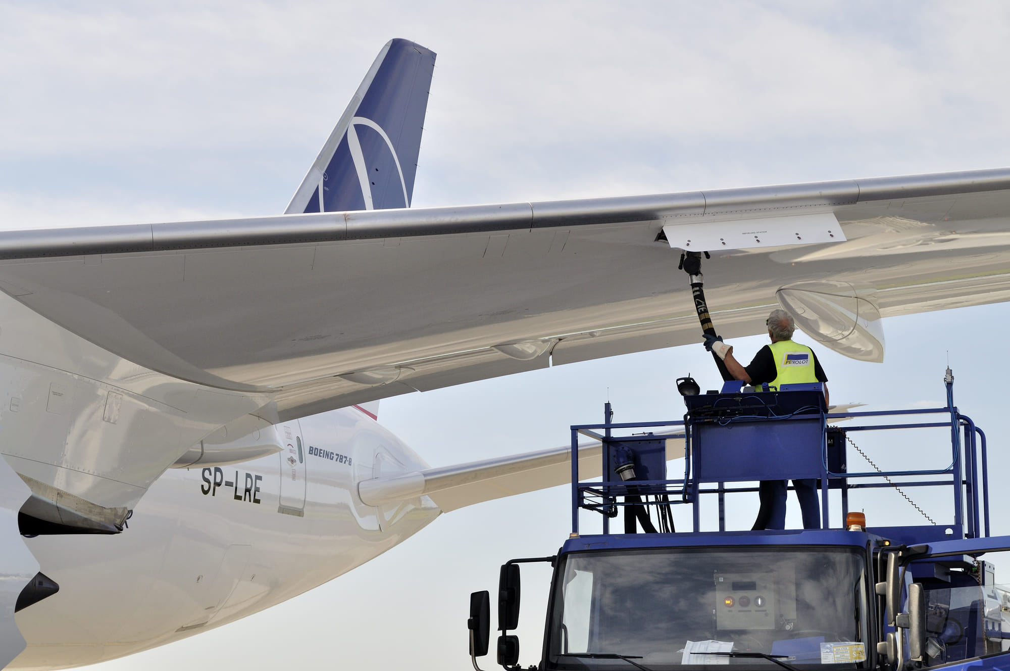 Receiving fuel from tanker