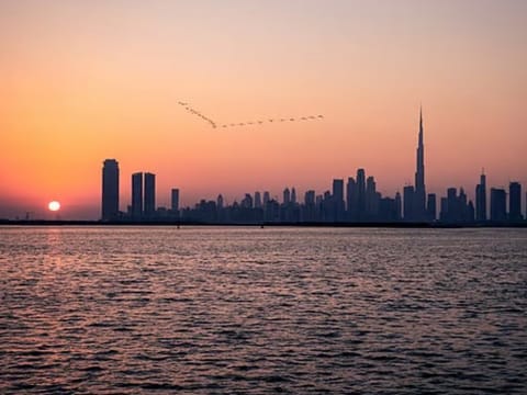 Into early next week, humidity is forecast to build during the night and early morning hours, especially along coastal stretches, creating a slightly more uncomfortable start to the day. 