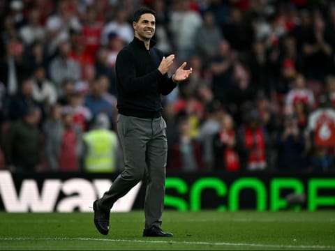 Arsenal's Spanish manager Mikel Arteta applauds the fans following the English Premier League football match between Arsenal and Fulham at the Emirates Stadium 