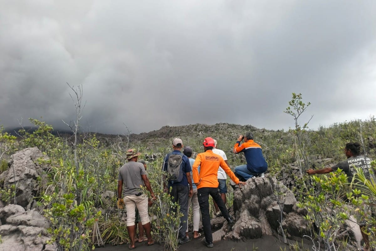 A handout picture taken and released on May 8, 2026 by Indonesia's National Search and Rescue Agency (BASARNAS) shows rescue workers standing by after the volcanic eruption of Mount Dukono in North Halmahera, North Maluku.