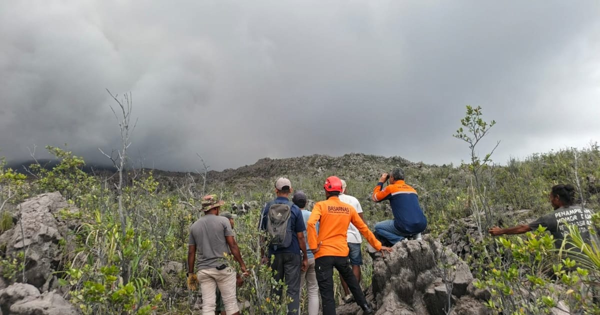 Indonesia rescuers search for hikers killed in volcanic eruption