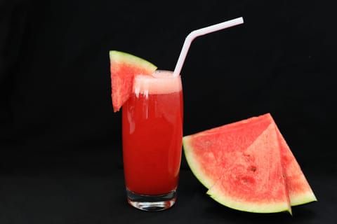 An excessive intake may raise blood sugar levels, especially in people with diabetes or weight concerns. Fresh juice without added sugar is always the better choice.