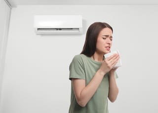 The pattern is consistent: dry throat, nasal congestion, sneezing, headaches, dry eyes, fatigue and occasional muscle stiffness after prolonged exposure. In some cases, coughing or sinus irritation appears when air is overly cold or poorly filtered.