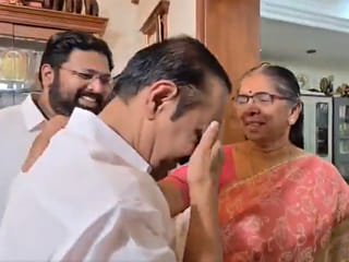 V D Satheesan emotional at late mentor’s home visit