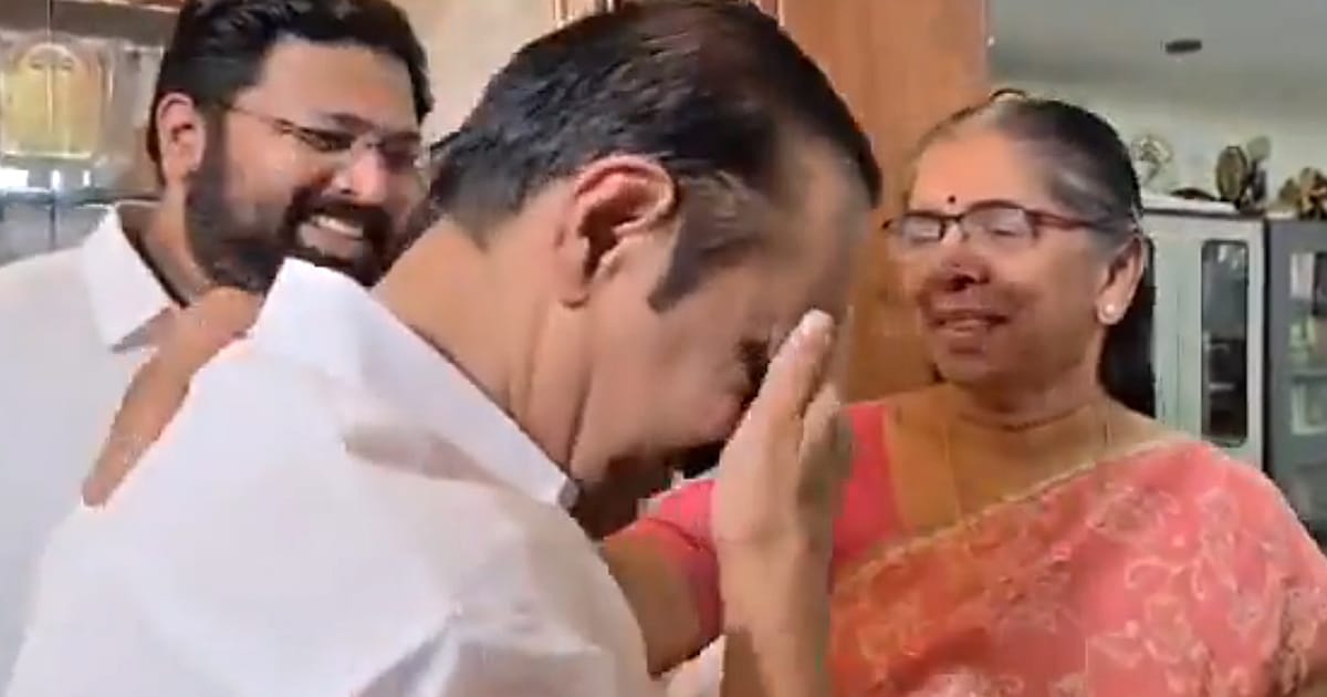 VD Satheesan moved to tears during visit to late mentor’s home